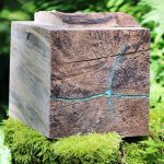 Nr. 72 | Urne aus stockiger Buche, mit Türkis